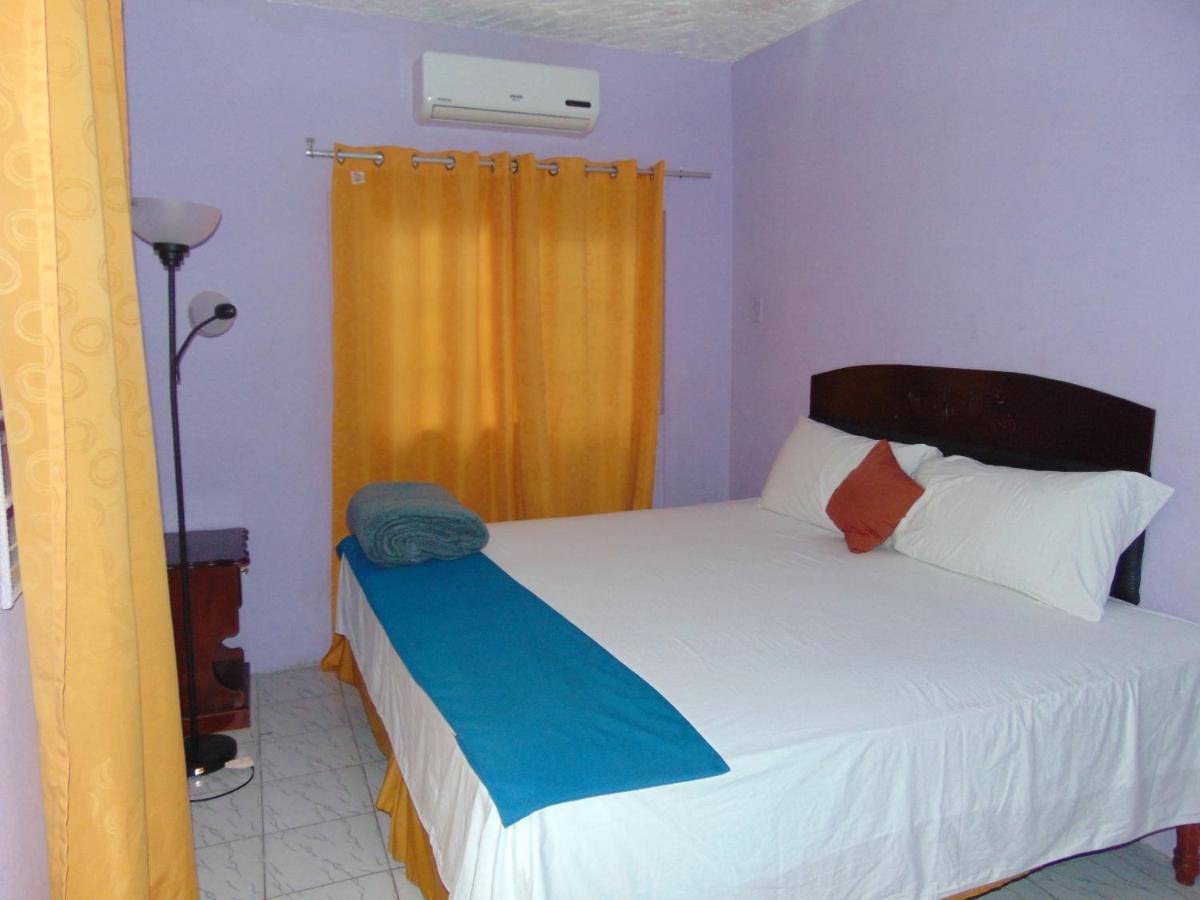 Tropical Court Hotel Montego Bay Kültér fotó