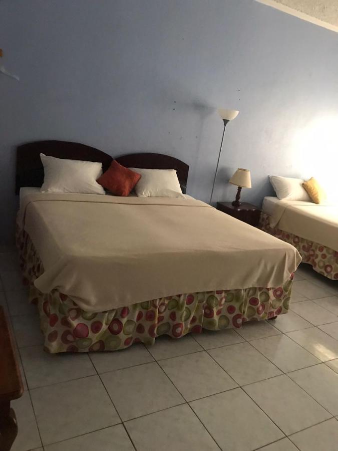 Tropical Court Hotel Montego Bay Kültér fotó
