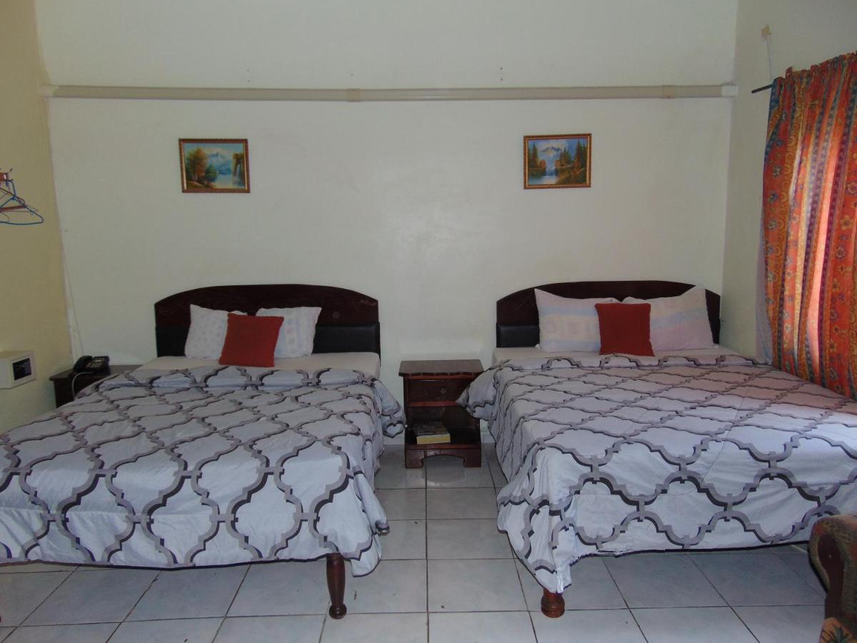 Tropical Court Hotel Montego Bay Kültér fotó