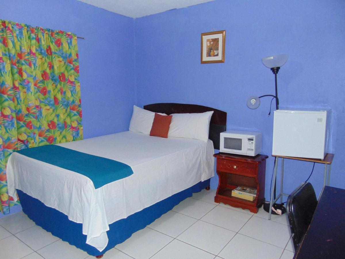 Tropical Court Hotel Montego Bay Kültér fotó