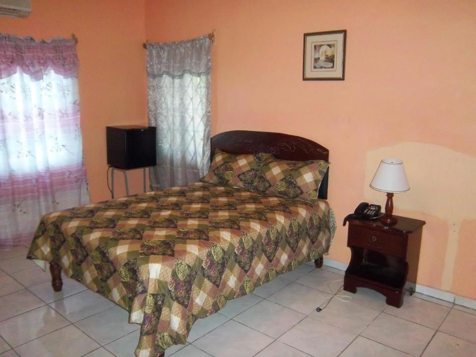 Tropical Court Hotel Montego Bay Kültér fotó