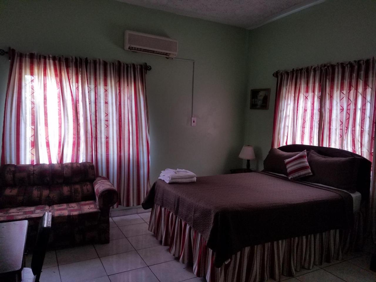 Tropical Court Hotel Montego Bay Kültér fotó