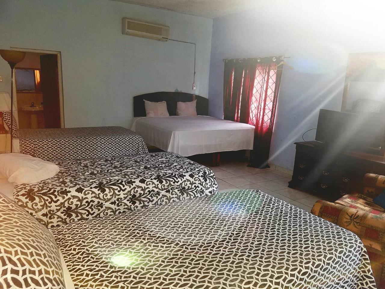 Tropical Court Hotel Montego Bay Kültér fotó