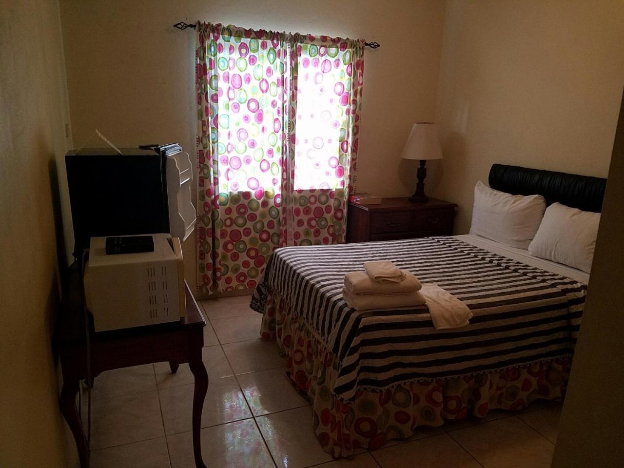 Tropical Court Hotel Montego Bay Kültér fotó