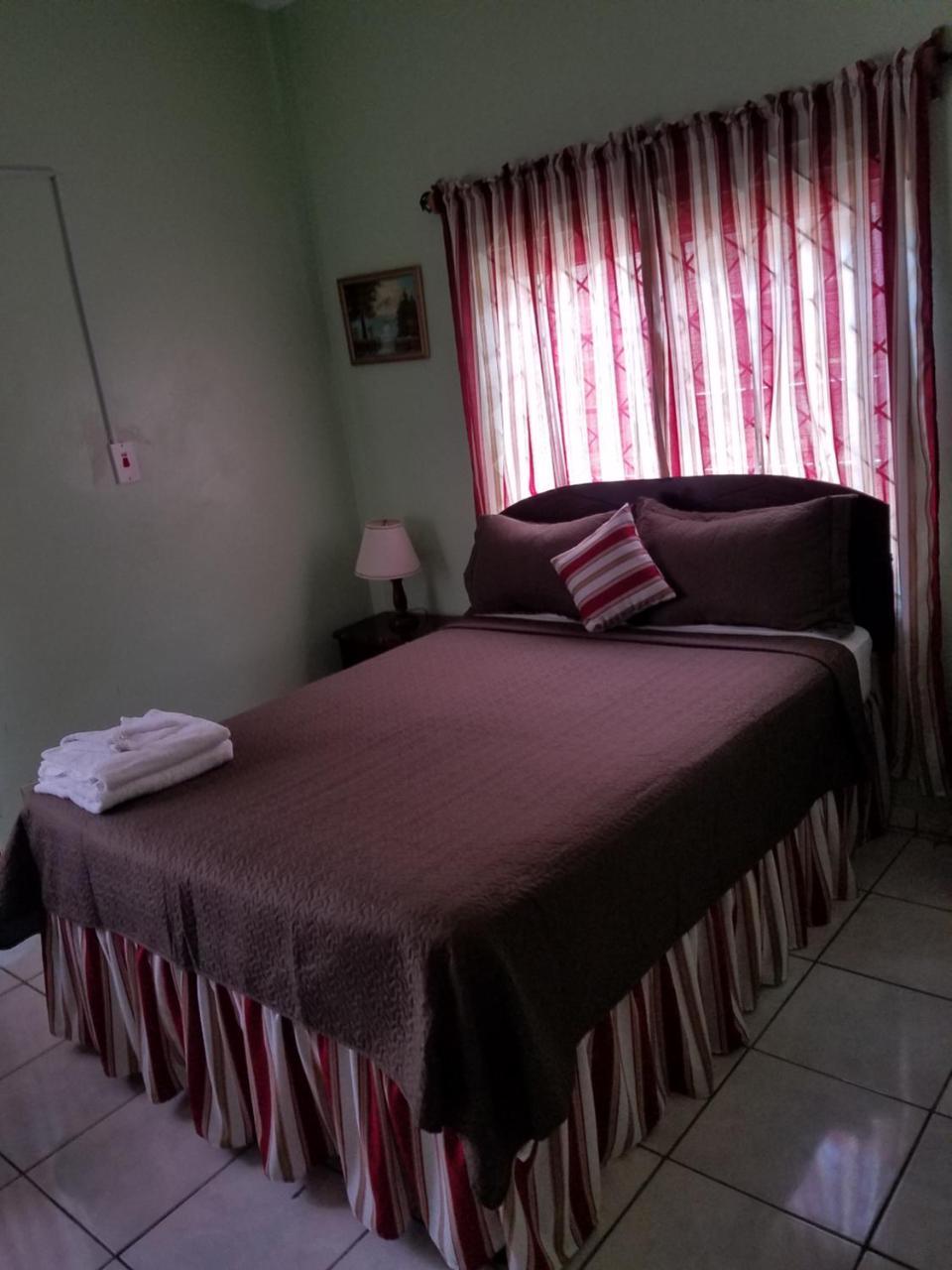 Tropical Court Hotel Montego Bay Kültér fotó