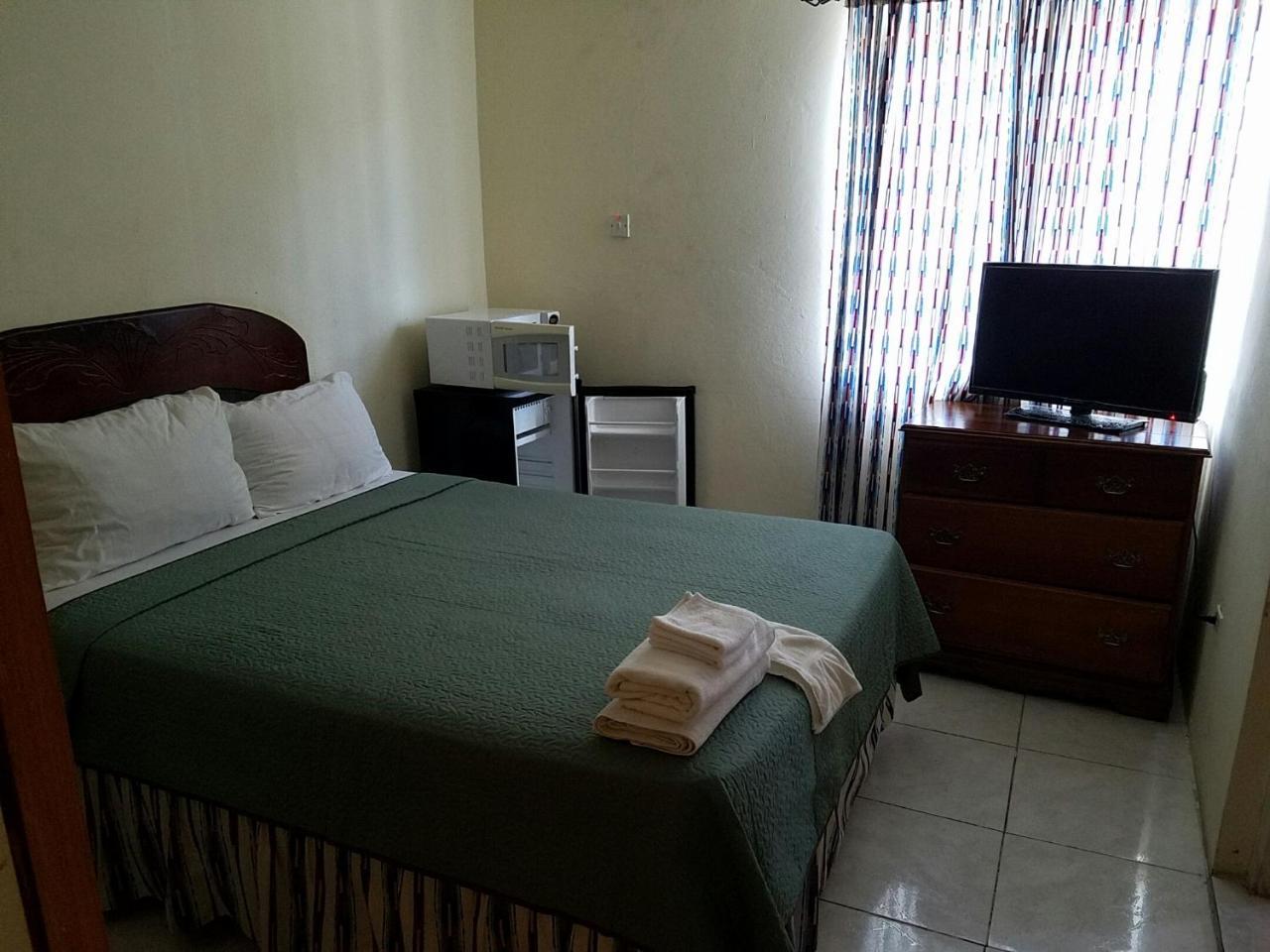 Tropical Court Hotel Montego Bay Kültér fotó