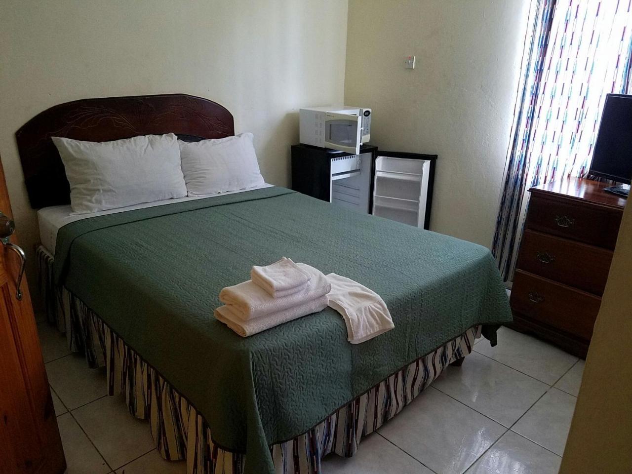 Tropical Court Hotel Montego Bay Kültér fotó